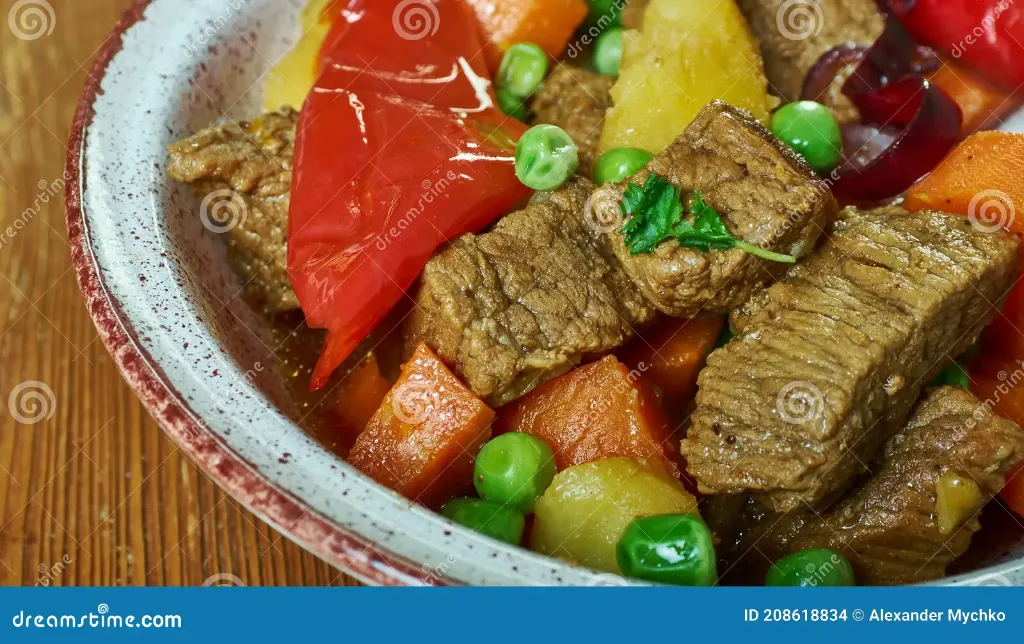 gursan-saudi-arabian-meat-vegetable-stew-side-dish-208618834.webp